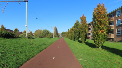 912238 Gezicht over het fietspad door het Park Oosterspoorbaan, aangelegd op het tracé van de vroegere Oosterspoorweg ...
